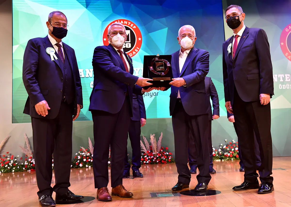 Tumer Carpet receiving a Stars of Gaziantep award, 2021