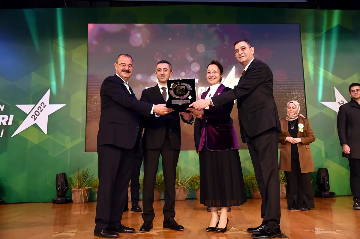 Tumer Carpet receiving a Stars of Gaziantep award, 2022