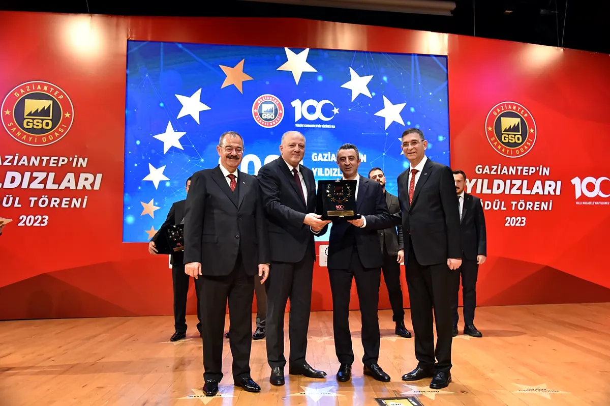 Tumer Carpet receiving a Stars of Gaziantep award, 2023