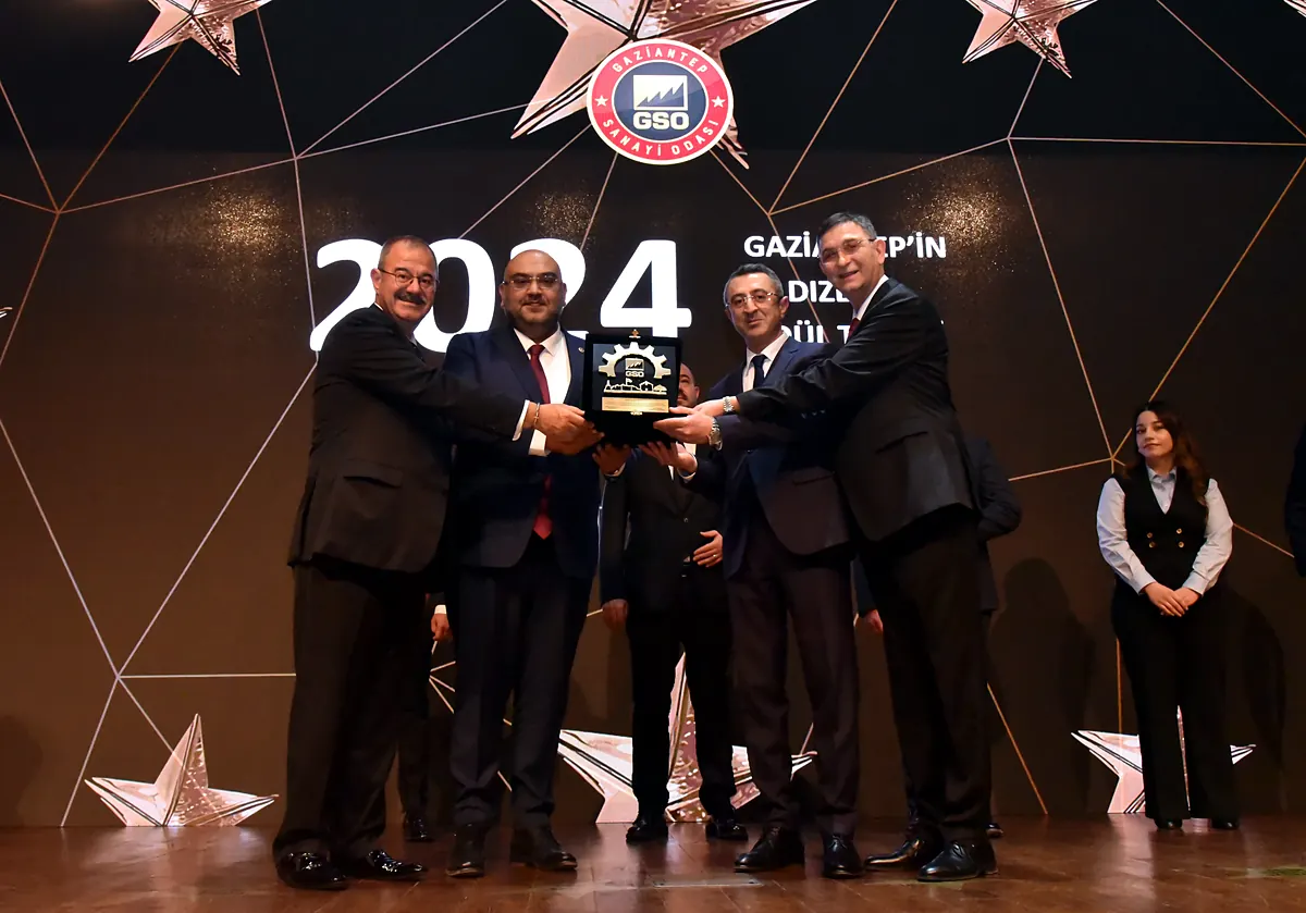 Tumer Carpet receiving a Stars of Gaziantep award, 2024