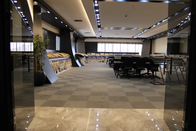 Showroom girişi ve numune panoları